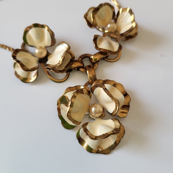 Vintage Brass Tone Floral Necklace with Creme Enameling and Faux Pearls - Picture 15 of 16